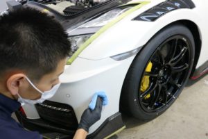 研磨剤を塗布して刷り込む