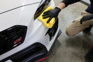 研磨剤を水拭きで拭き上げる工程