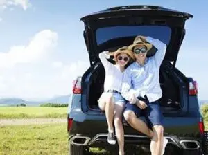 日光浴するアベック