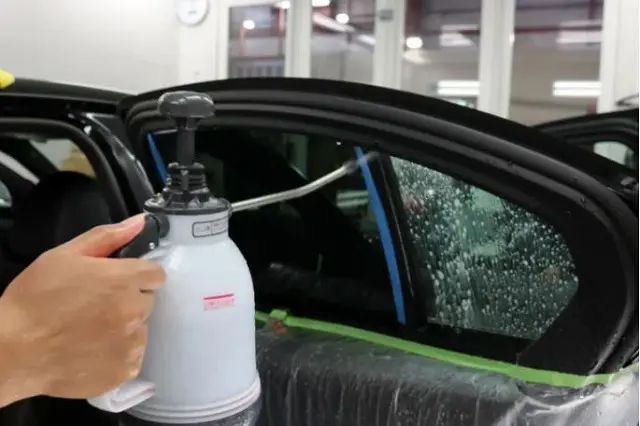 カーフィルムの施工作業 - ガラスコーティング剤通販ブログ カーフィルムの施工作業