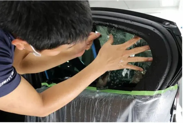 窓の内側からカーフィルムを施工する様子 - ガラスコーティング剤通販ブログ 窓の内側からカーフィルムを施工する様子