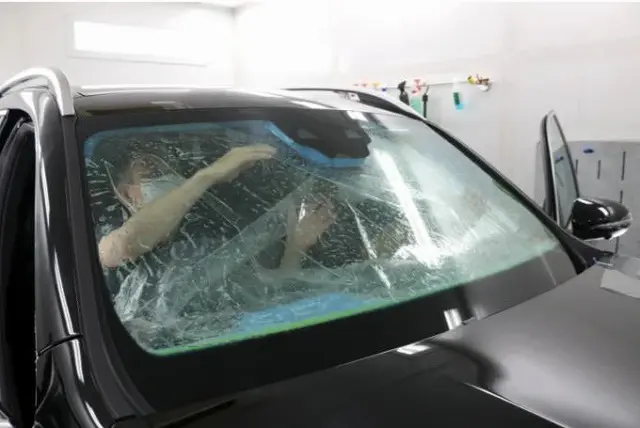 フロントガラスにカーフィルムを施工