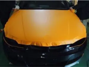 オレンジのカラーカーラッピングをボンネットに施工