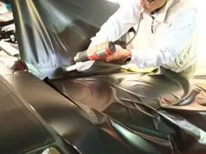 カーラッピングの施工の解説が画像　貼り付け