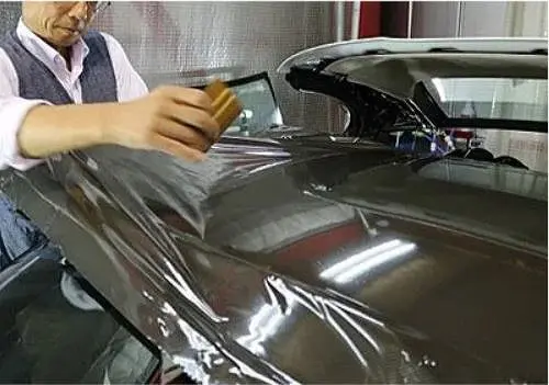 カーラッピングの施工風景