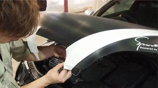 ボンネットへのカーラッピングの施工。ラインデザイン