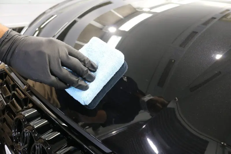 ガラスコーティングを重ね塗り施工する様子