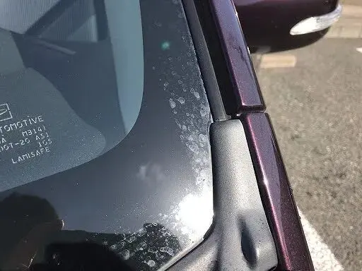 フロントガラスの油膜ウロコシミを超簡単に落とす方法と予防策 ウロコ