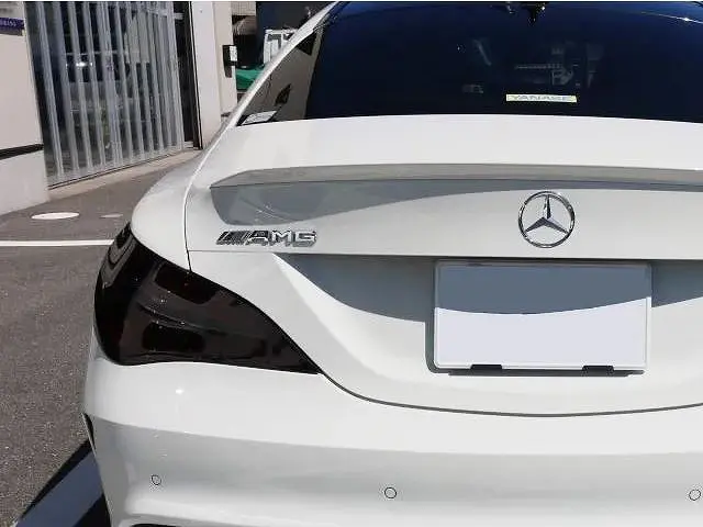 ベンツのテールランプにスモークプロテクションフィルムの施工が完了