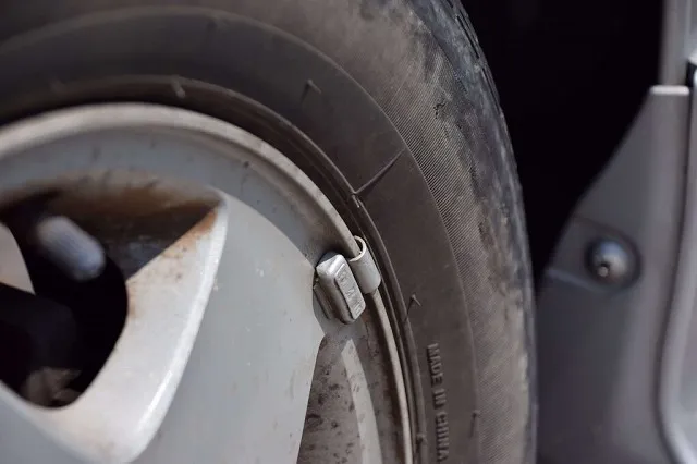 劣化したホイールとタイヤの様子