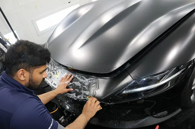 マット塗装車にマットプロテクションフィルムを施工する様子 - ガラスコーティング剤通販ブログ マット塗装車にマットプロテクションフィルムを施工する様子