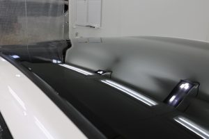 プリウスのルーフにピアノブラックのプロテクションフィルムを施工