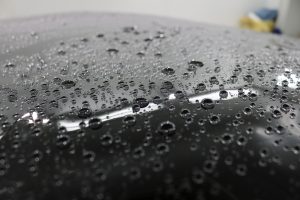 アノブラックのプロテクションフィルムの水弾きの様子