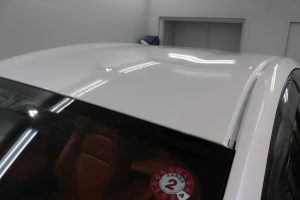 プリウスのルーフにピアノブラックのプロテクションフィルムを施工