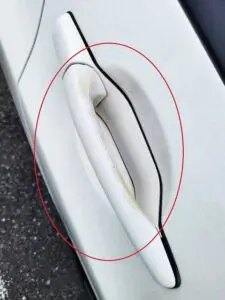 塩害対策にはガラスコーティングが効果的塩害対策の方法も紹介4 - ガラスコーティング剤通販ブログ 塗装剥がれが発生しているドアノブ