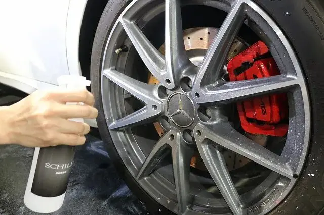 ホイールクリーナーを使って洗車する様子