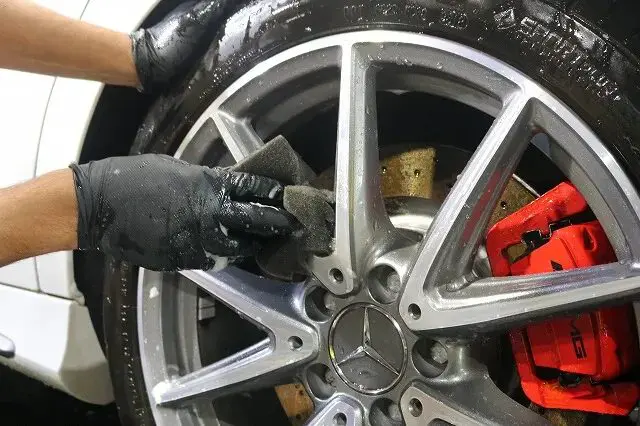 ベンツのホイールを細部まで洗車していきます