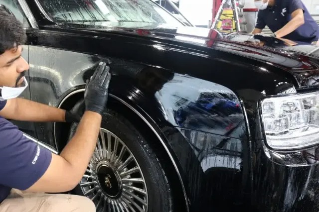 硬化型ガラスコーティングの下地作り作業