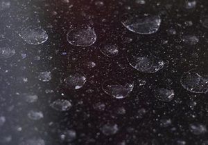 親水コーティングの特徴とメリットおすすめのコーティング剤8 - ガラスコーティング剤通販ブログ 車の塗装についた雨シミの様子