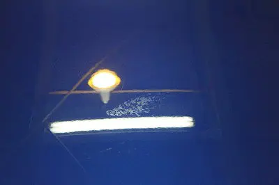 車についた鳥のフンにより残ったシミ