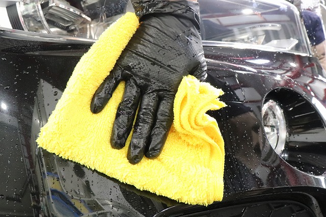 マイクロファイバータオルによるボディの拭き上げ工程