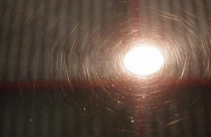 洗車キズの様子。車にスクラッチ傷がつく原因とキズをつけないための説明