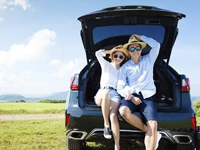 さわやかなカップルがドライブへ行った