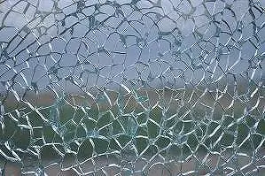 カーフィルムはガラスの飛散を防ぐ効果がある