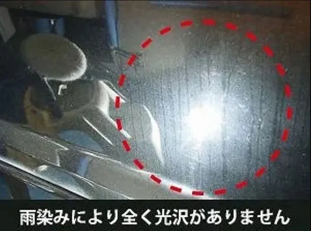 雨ジミにより光沢を失った塗装面