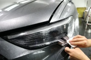 ヘッドライトにプロテクションフィルムを施工する様子