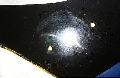 細かい傷が目立つ黒い車の塗装面の様子