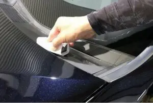 樹脂パーツのコーティング塗布の様子