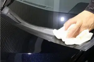 樹脂パーツのコーティング塗布後の拭き上げ様子