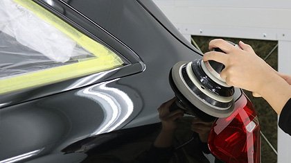 車体の研磨作業の様子