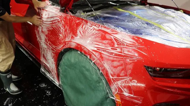マスタングのフェンダーにプロテクションフィルムを貼る様子 - ガラスコーティング剤通販ブログ マスタングのフェンダーにプロテクションフィルムを貼る様子